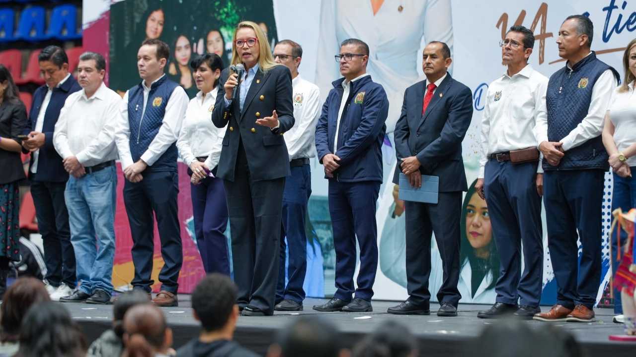 La rectora Yarabí Ávila González expone los lineamientos del programa Pase por Excelencia Académica y la política de ingreso directo ante el cuerpo directivo del plantel. La rectora Yarabí Ávila González expone los lineamientos del programa Pase por Excelencia Académica y la política de ingreso directo ante el cuerpo directivo del plantel.