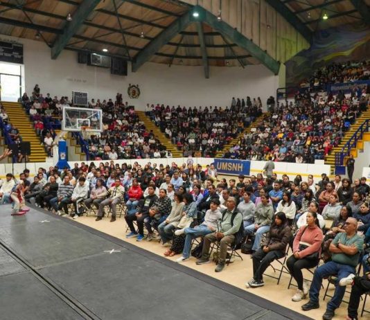 UMSNH fortalece ingreso al bachillerato y consolida Pase por Excelencia La cancha y graderías del auditorio registraron una amplia concurrencia de familias interesadas en el desarrollo integral y académico de las y los nuevos universitarios.