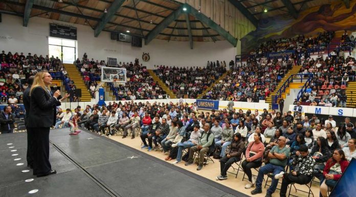UMSNH fortalece ingreso al bachillerato y consolida Pase por Excelencia La cancha y graderías del auditorio registraron una amplia concurrencia de familias interesadas en el desarrollo integral y académico de las y los nuevos universitarios.