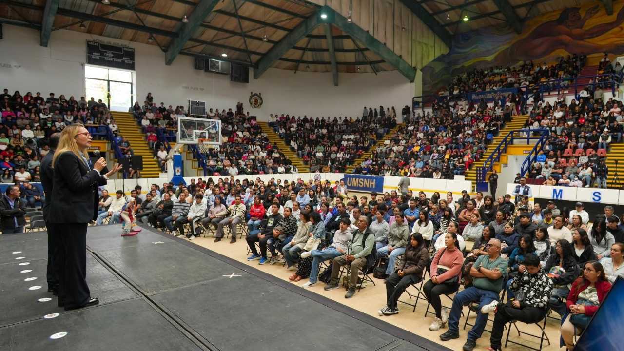 La cancha y graderías del auditorio registraron una amplia concurrencia de familias interesadas en el desarrollo integral y académico de las y los nuevos universitarios. La cancha y graderías del auditorio registraron una amplia concurrencia de familias interesadas en el desarrollo integral y académico de las y los nuevos universitarios.