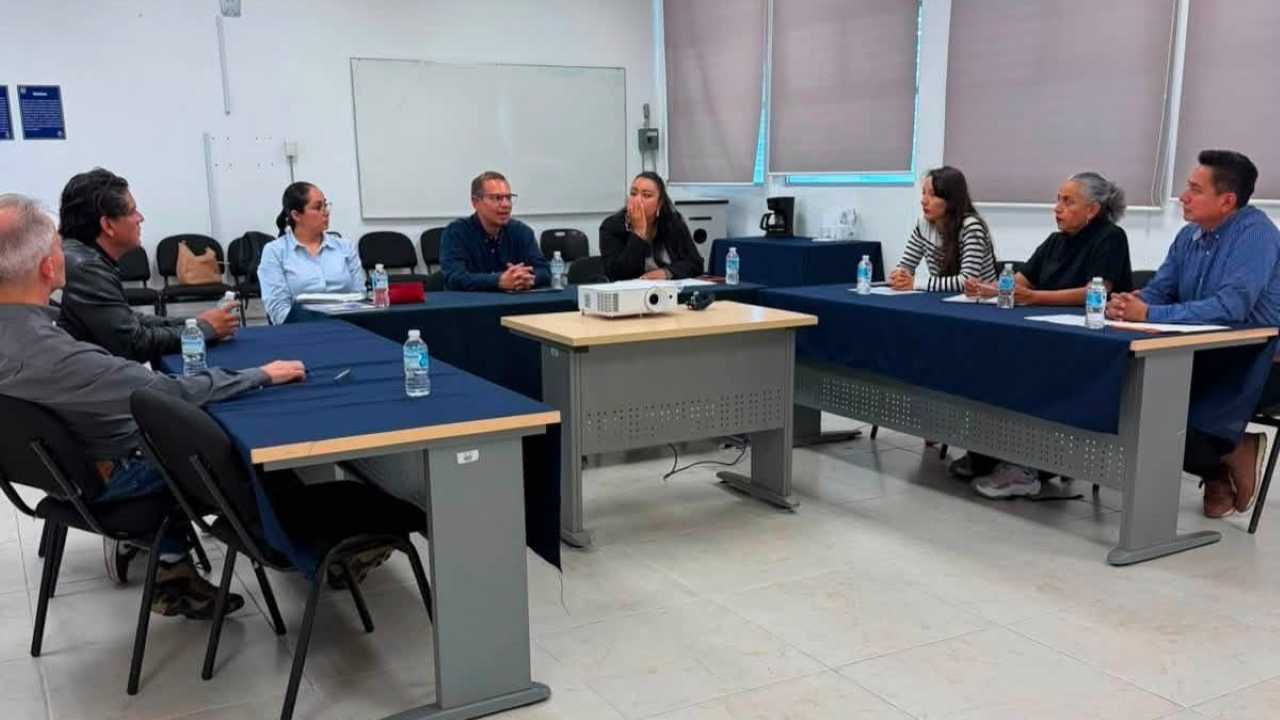 Integrantes de la coordinación académica de la Escuela de Estudios Superiores Interdisciplinarios de la UMSNH en sesión de trabajo para definir la logística y planeación docente del Curso de Actualización Interdisciplinario. Integrantes de la coordinación académica de la Escuela de Estudios Superiores Interdisciplinarios de la UMSNH en sesión de trabajo para definir la logística y planeación docente del Curso de Actualización Interdisciplinario.