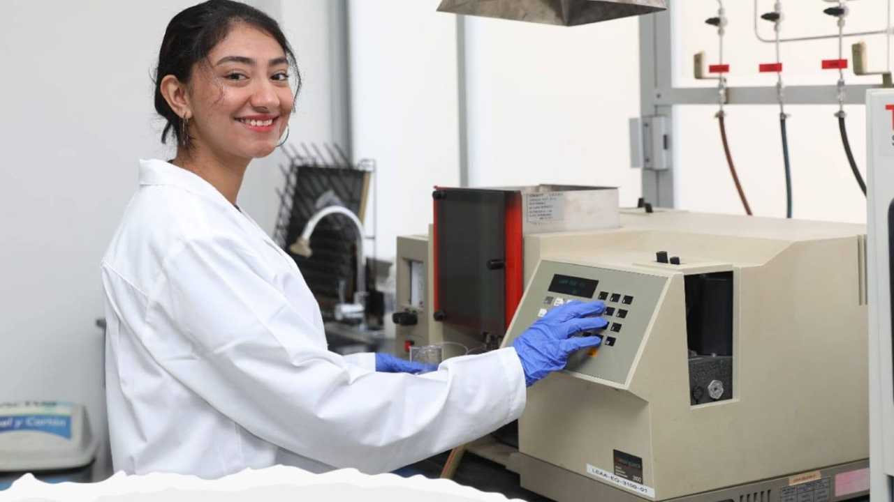 Estudiante desarrollando actividades experimentales en los laboratorios de la Escuela de Estudios Superiores Interdisciplinarios, cuya infraestructura científica respaldará las sesiones presenciales del curso. Estudiante desarrollando actividades experimentales en los laboratorios de la Escuela de Estudios Superiores Interdisciplinarios, cuya infraestructura científica respaldará las sesiones presenciales del curso.