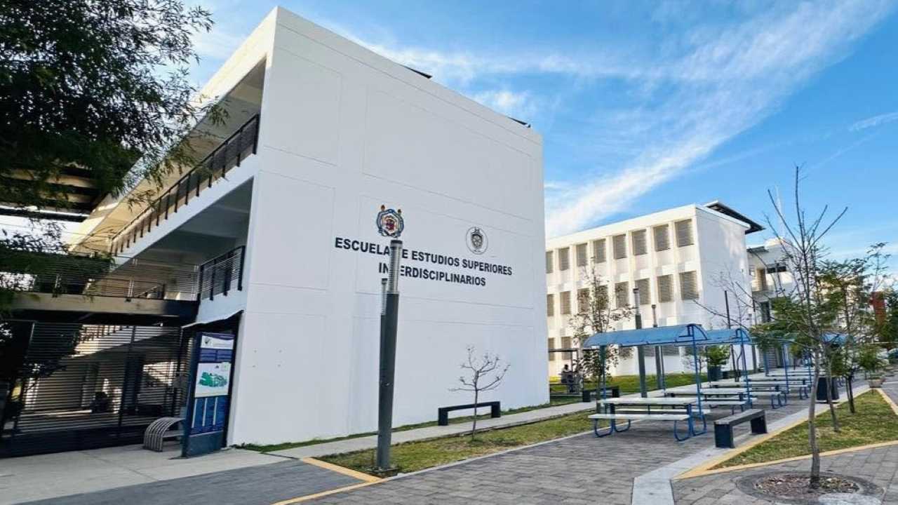 Vista exterior de los Edificios MD 1 y MD 2 de la Escuela de Estudios Superiores Interdisciplinarios en Ciudad Universitaria de Morelia, sede oficial donde se impartirán las clases presenciales. Vista exterior de los Edificios MD 1 y MD 2 de la Escuela de Estudios Superiores Interdisciplinarios en Ciudad Universitaria de Morelia, sede oficial donde se impartirán las clases presenciales.