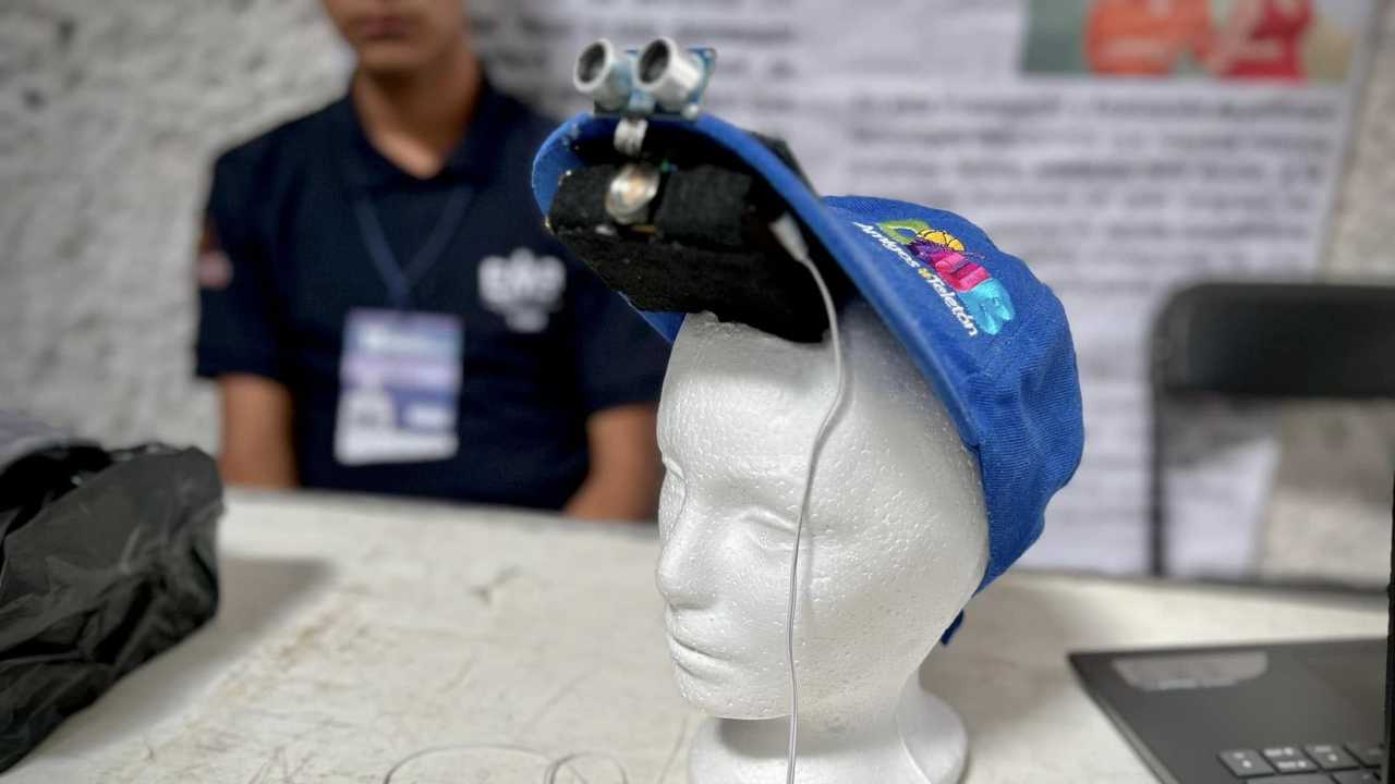 Un alumno de una edición previa del ENITED exhibe un wearable diseñado para detectar obstáculos. El congreso internacional prioriza la investigación multidisciplinaria en áreas como las ciencias de la salud y la accesibilidad universal para sectores vulnerables. Un alumno de una edición previa del ENITED exhibe un wearable diseñado para detectar obstáculos. El congreso internacional prioriza la investigación multidisciplinaria en áreas como las ciencias de la salud y la accesibilidad universal para sectores vulnerables.
