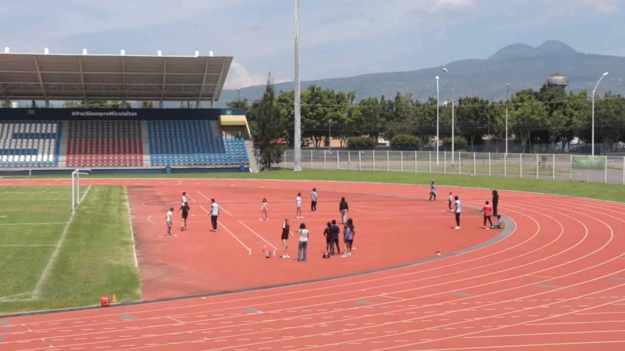 Niñas, niños y adolescentes realizan las primeras actividades de activación física en la pista de atletismo del Estadio Universitario de Morelia, Michoacán, sede de la jornada inaugural del Curso de Verano 2026 de la UMSNH. Niñas, niños y adolescentes realizan las primeras actividades de activación física en la pista de atletismo del Estadio Universitario de Morelia, Michoacán, sede de la jornada inaugural del Curso de Verano 2026 de la UMSNH.