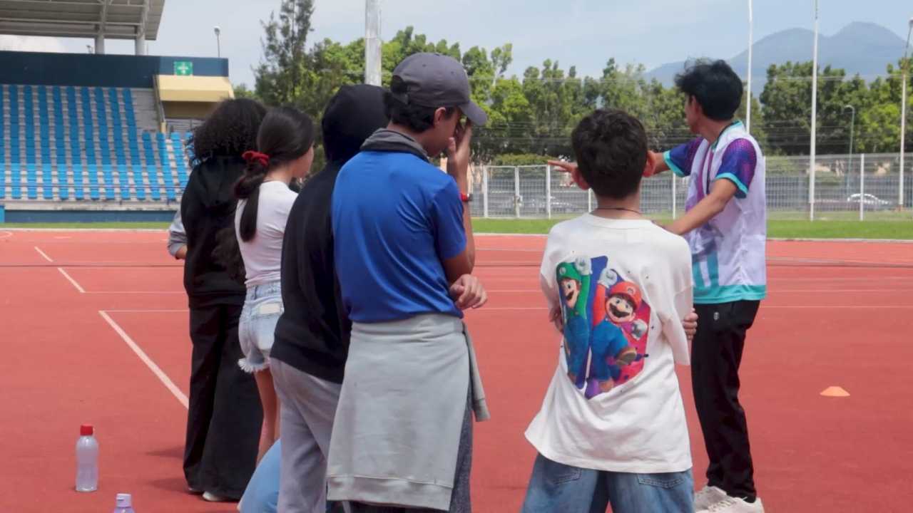 Un instructor explica la dinámica de una actividad deportiva a un grupo de adolescentes inscritos en el Curso de Verano, disciplina que fomenta el trabajo en equipo y la disciplina entre los jóvenes michoacanos de hasta 17 años. Un instructor explica la dinámica de una actividad deportiva a un grupo de adolescentes inscritos en el Curso de Verano, disciplina que fomenta el trabajo en equipo y la disciplina entre los jóvenes michoacanos de hasta 17 años.