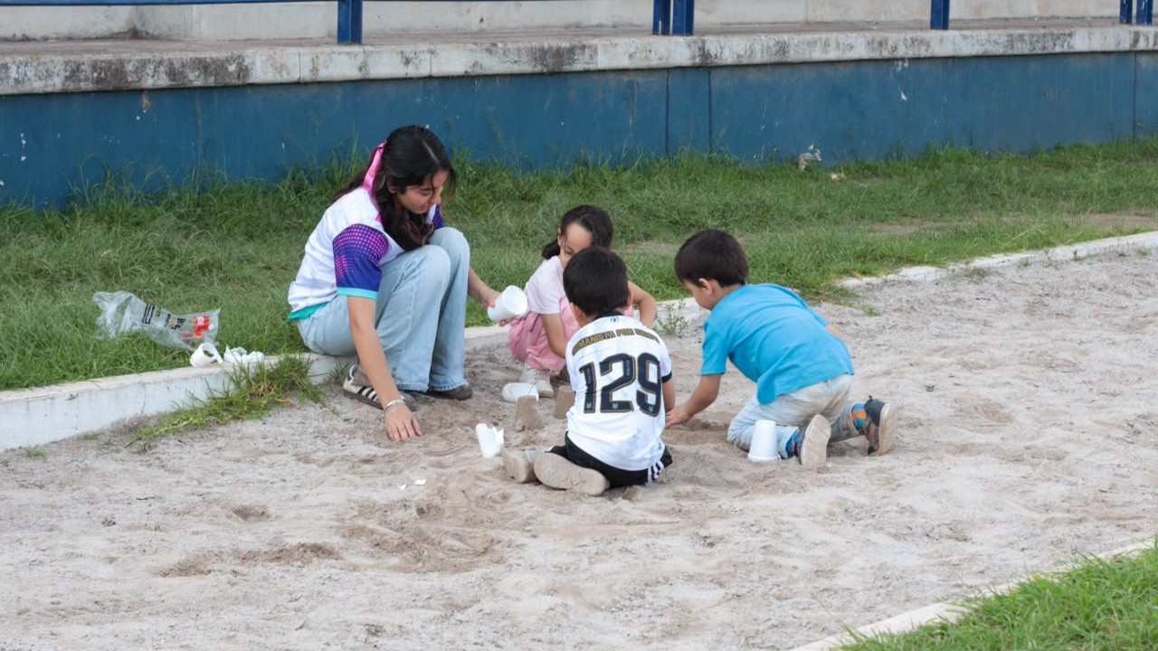 El personal capacitado de la Universidad Michoacana brinda atención directa y supervisión constante a los participantes más pequeños del Curso de Verano, garantizando un entorno seguro dentro de las instalaciones universitarias. El personal capacitado de la Universidad Michoacana brinda atención directa y supervisión constante a los participantes más pequeños del Curso de Verano, garantizando un entorno seguro dentro de las instalaciones universitarias.