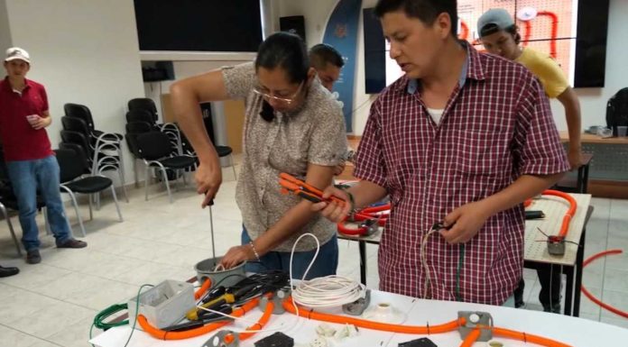 Convocatoria UMSNH 2026: diplomados virtuales en tecnología y humanidades Estudiantes realizan ejecuciones prácticas de cableado e instalaciones eléctricas como parte de los módulos de capacitación técnica y microcredenciales universitarias.