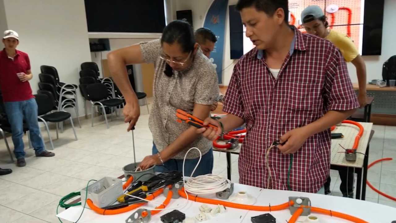 Estudiantes realizan ejecuciones prácticas de cableado e instalaciones eléctricas como parte de los módulos de capacitación técnica y microcredenciales universitarias. Estudiantes realizan ejecuciones prácticas de cableado e instalaciones eléctricas como parte de los módulos de capacitación técnica y microcredenciales universitarias.