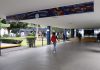 UMSNH inicia inscripciones y alista el ciclo escolar 2026-2027 Vista del pasillo de acceso principal a las instalaciones de la Universidad Michoacana de San Nicolás de Hidalgo (UMSNH), donde lona institucional da la bienvenida a estudiantes y personas con discapacidad al inicio de actividades académicas.