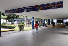 UMSNH inicia inscripciones y alista el ciclo escolar 2026-2027 Vista del pasillo de acceso principal a las instalaciones de la Universidad Michoacana de San Nicolás de Hidalgo (UMSNH), donde lona institucional da la bienvenida a estudiantes y personas con discapacidad al inicio de actividades académicas.