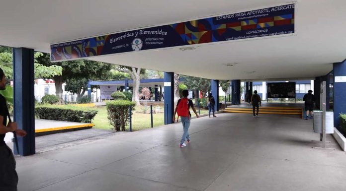 UMSNH inicia inscripciones y alista el ciclo escolar 2026-2027 Vista del pasillo de acceso principal a las instalaciones de la Universidad Michoacana de San Nicolás de Hidalgo (UMSNH), donde lona institucional da la bienvenida a estudiantes y personas con discapacidad al inicio de actividades académicas.