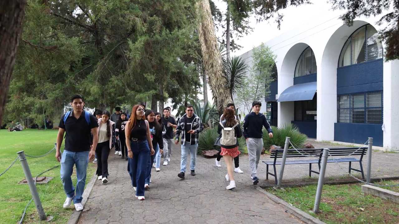 La comunidad estudiantil nicolaita se reincorpora a sus labores académicas regulares en los campus de la UMSNH, reactivando la vida universitaria y el movimiento en los andadores. La comunidad estudiantil nicolaita se reincorpora a sus labores académicas regulares en los campus de la UMSNH, reactivando la vida universitaria y el movimiento en los andadores.