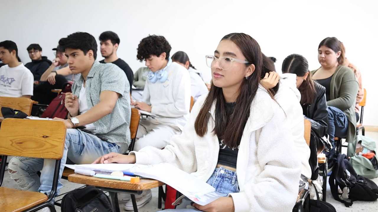 Alumnos nicolaitas en pleno desarrollo de actividades académicas dentro de salón de clases de la UMSNH, retomarán el proceso de enseñanza-aprendizaje presencial. Alumnos nicolaitas en pleno desarrollo de actividades académicas dentro de salón de clases de la UMSNH, retomarán el proceso de enseñanza-aprendizaje presencial.