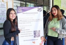 UMSNH convoca a estudiantes a tramitar su Seguro Facultativo IMSS Alumnas de la UMSNH en las inmediaciones de las oficinas de Control Escolar promueven la inscripción al Seguro Facultativo, portando el folleto detallado con los requisitos y beneficios médicos que ofrece el IMSS.