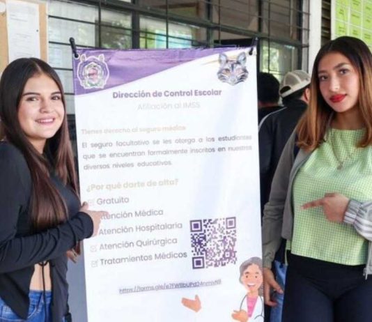 UMSNH convoca a estudiantes a tramitar su Seguro Facultativo IMSS Alumnas de la UMSNH en las inmediaciones de las oficinas de Control Escolar promueven la inscripción al Seguro Facultativo, portando el folleto detallado con los requisitos y beneficios médicos que ofrece el IMSS.