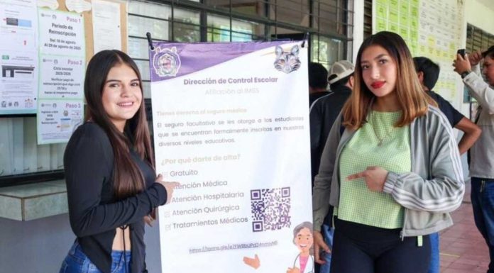 UMSNH convoca a estudiantes a tramitar su Seguro Facultativo IMSS Alumnas de la UMSNH en las inmediaciones de las oficinas de Control Escolar promueven la inscripción al Seguro Facultativo, portando el folleto detallado con los requisitos y beneficios médicos que ofrece el IMSS.