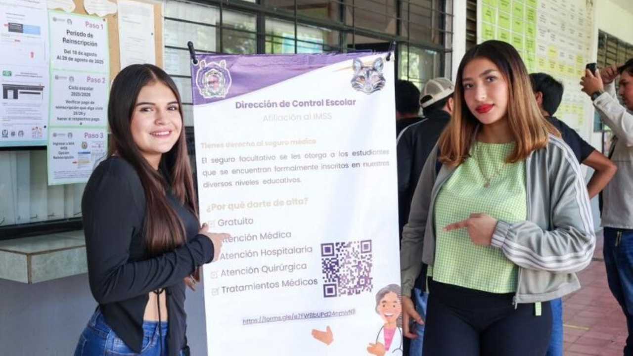 Alumnas de la UMSNH en las inmediaciones de las oficinas de Control Escolar promueven la inscripción al Seguro Facultativo, portando el folleto detallado con los requisitos y beneficios médicos que ofrece el IMSS. Alumnas de la UMSNH en las inmediaciones de las oficinas de Control Escolar promueven la inscripción al Seguro Facultativo, portando el folleto detallado con los requisitos y beneficios médicos que ofrece el IMSS.