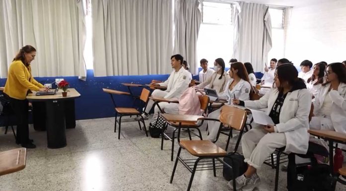 La UMSNH alista su participación en la reevaluación del SEAES La práctica docente en aulas nicolaitas es uno de los componentes sujetos a evaluación integral bajo los nuevos lineamientos de la SEP.