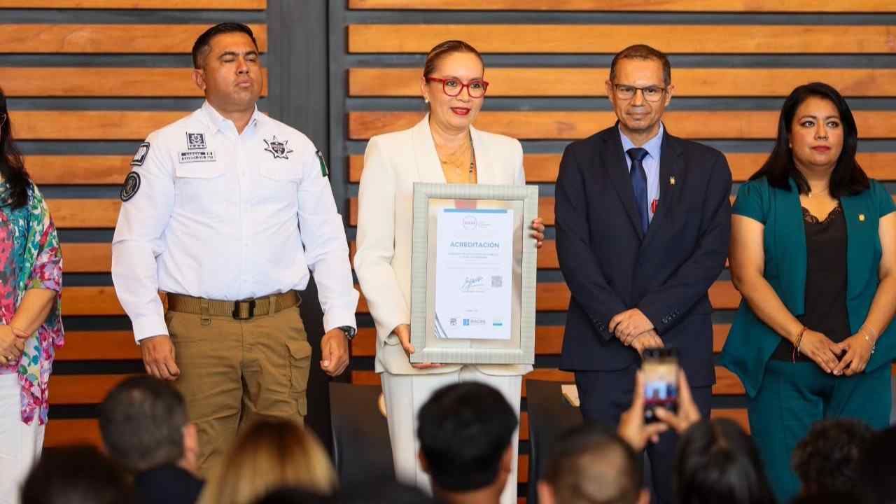 La rectora de la UMSNH, Yarabí Ávila González, presenta la acreditación oficial de la Licenciatura en Seguridad Pública y Ciencias Forenses junto al subsecretario de Desarrollo Policial, Marco Antonio Vargas González, el secretario académico Antonio Ramos Paz y la directora Arausi Siloé López Huéramo. La rectora de la UMSNH, Yarabí Ávila González, presenta la acreditación oficial de la Licenciatura en Seguridad Pública y Ciencias Forenses junto al subsecretario de Desarrollo Policial, Marco Antonio Vargas González, el secretario académico Antonio Ramos Paz y la directora Arausi Siloé López Huéramo.