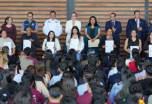 UMSNH celebra diez años de Licenciatura en Seguridad Pública Profesionales en seguridad pública y ciencias forenses exhiben los reconocimientos obtenidos por la conclusión de sus programas de educación continua y titulación.