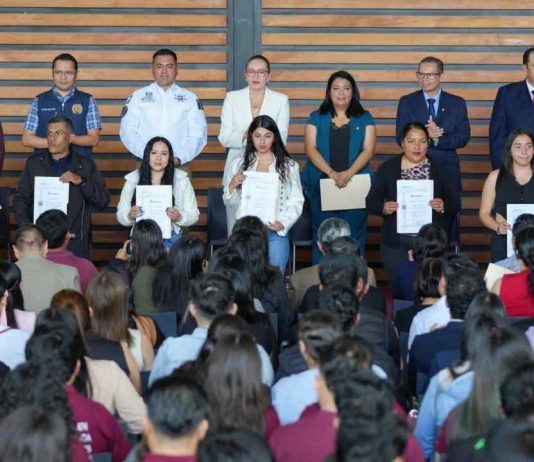 UMSNH celebra diez años de Licenciatura en Seguridad Pública Profesionales en seguridad pública y ciencias forenses exhiben los reconocimientos obtenidos por la conclusión de sus programas de educación continua y titulación.