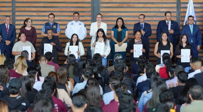 UMSNH celebra diez años de Licenciatura en Seguridad Pública Profesionales en seguridad pública y ciencias forenses exhiben los reconocimientos obtenidos por la conclusión de sus programas de educación continua y titulación.
