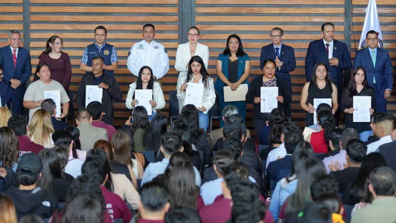 Profesionales en seguridad pública y ciencias forenses exhiben los reconocimientos obtenidos por la conclusión de sus programas de educación continua y titulación. Profesionales en seguridad pública y ciencias forenses exhiben los reconocimientos obtenidos por la conclusión de sus programas de educación continua y titulación.