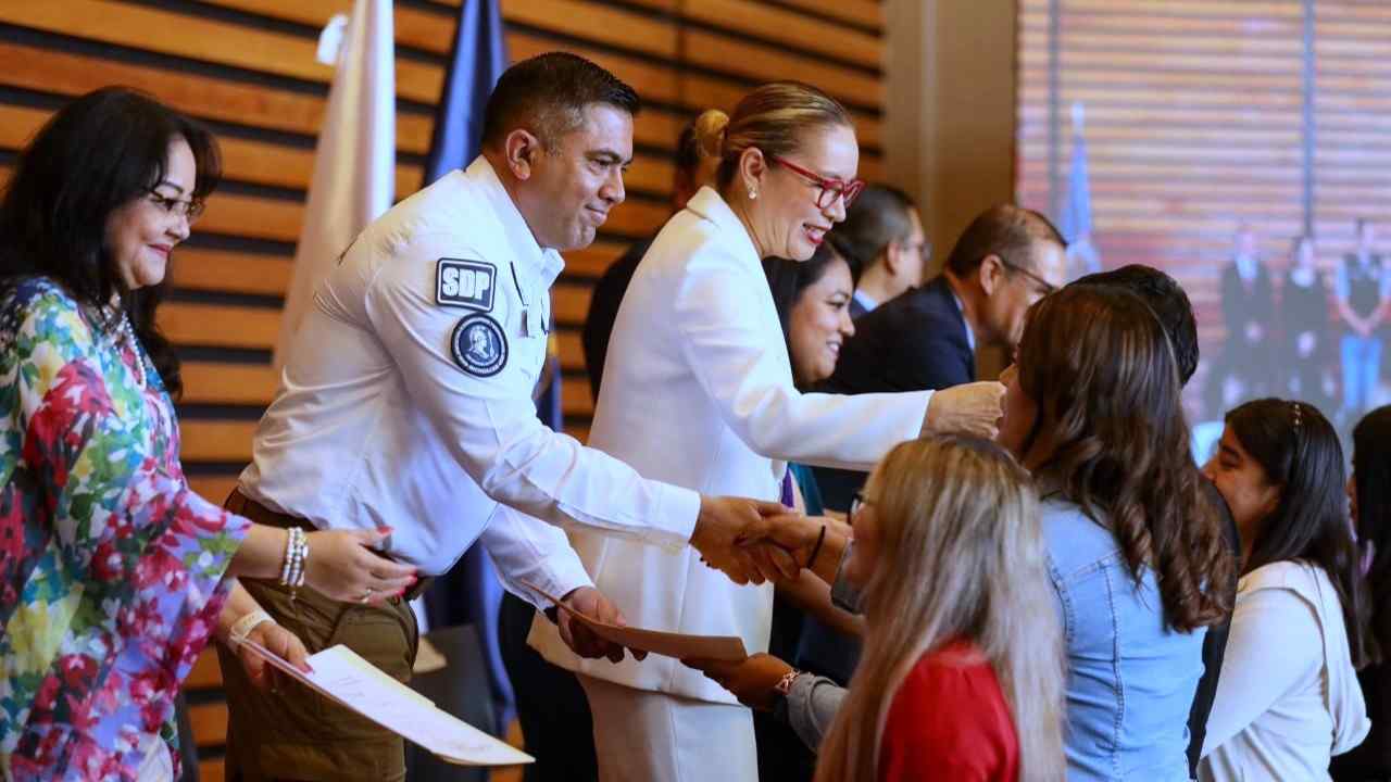 La rectora Yarabí Ávila González y el subsecretario Marco Antonio Vargas González entregan diplomas a los galardonados de las distintas promociones de la licenciatura. La rectora Yarabí Ávila González y el subsecretario Marco Antonio Vargas González entregan diplomas a los galardonados de las distintas promociones de la licenciatura.