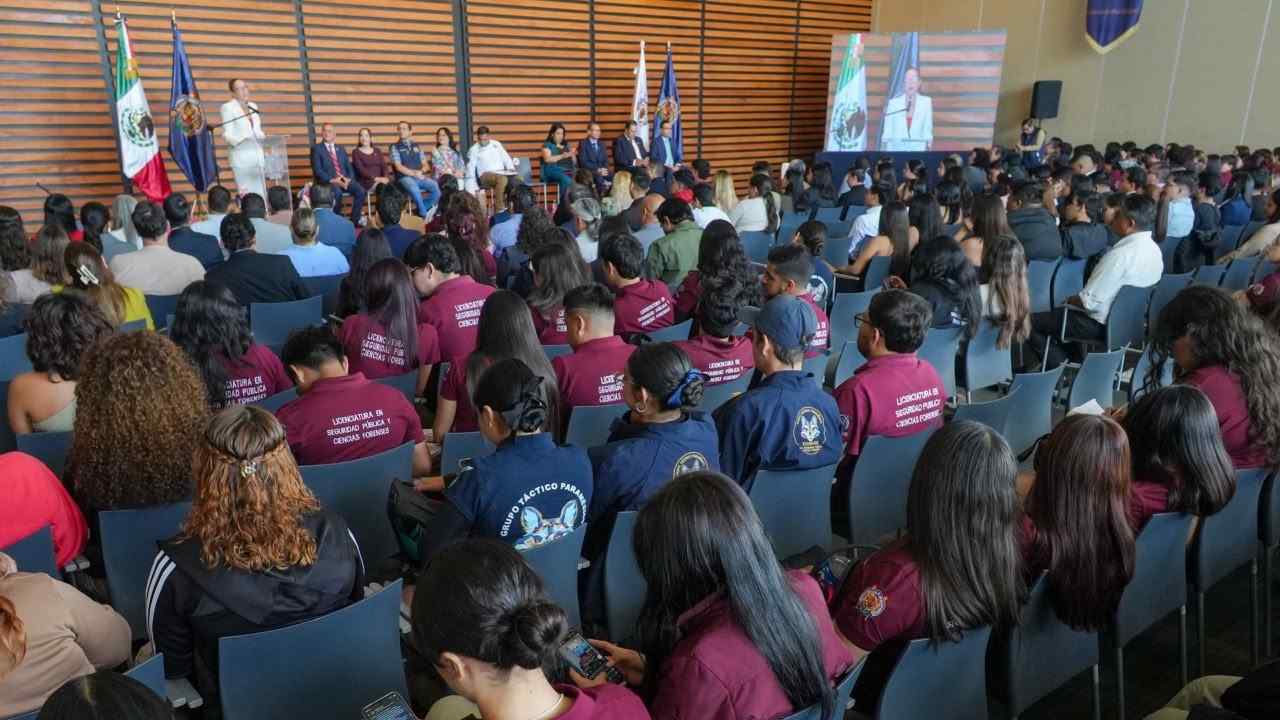 Estudiantes, docentes y personal táctico de la Licenciatura en Seguridad Pública y Ciencias Forenses abarrotaron el recinto para presenciar la entrega de la acreditación. Estudiantes, docentes y personal táctico de la Licenciatura en Seguridad Pública y Ciencias Forenses abarrotaron el recinto para presenciar la entrega de la acreditación.