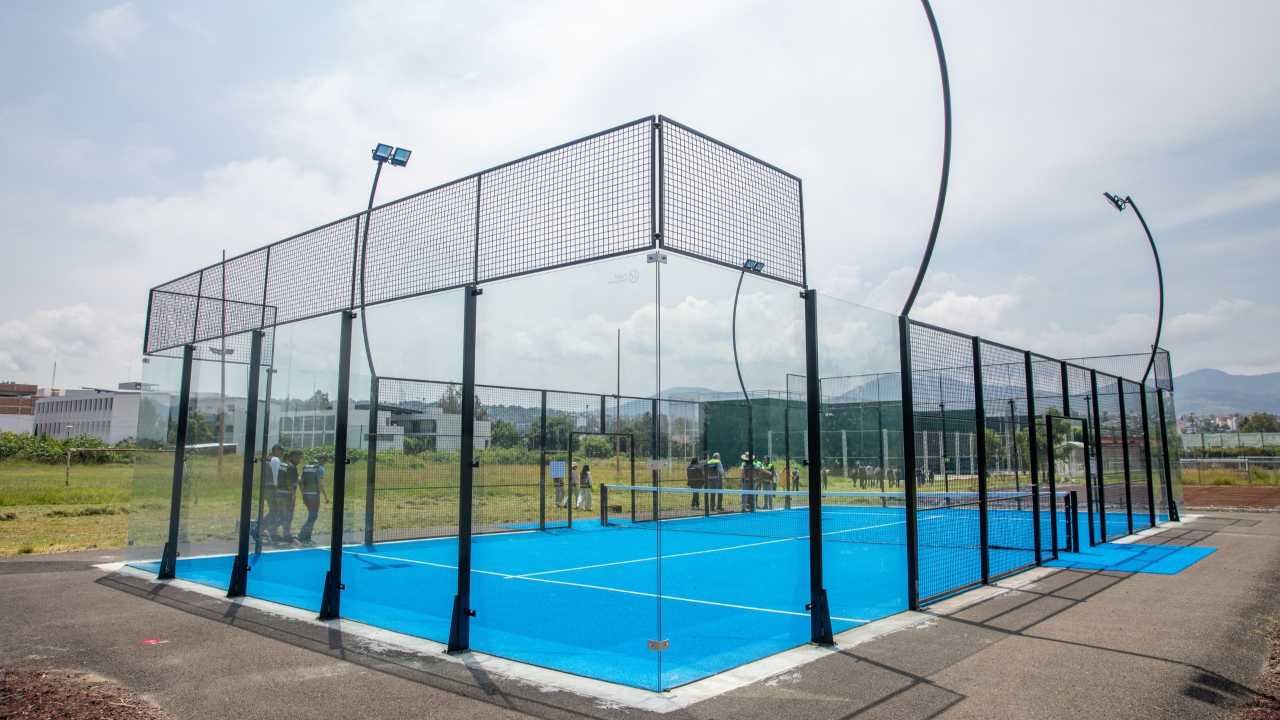 El nuevo espacio cuenta con superficies reglamentarias, iluminación y estructuras de protección para la práctica del pádel. El nuevo espacio cuenta con superficies reglamentarias, iluminación y estructuras de protección para la práctica del pádel.