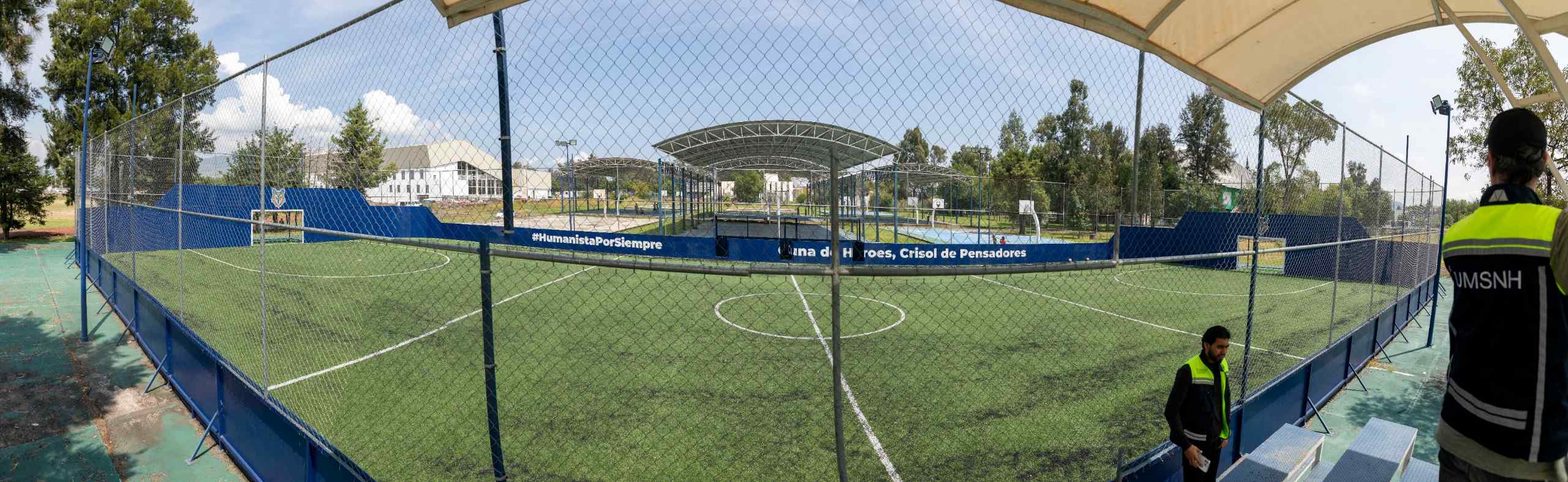 Los espacios cuentan con superficie sintética, techumbres y grados para el desarrollo de actividades deportivas y formativas. Los espacios cuentan con superficie sintética, techumbres y grados para el desarrollo de actividades deportivas y formativas.
