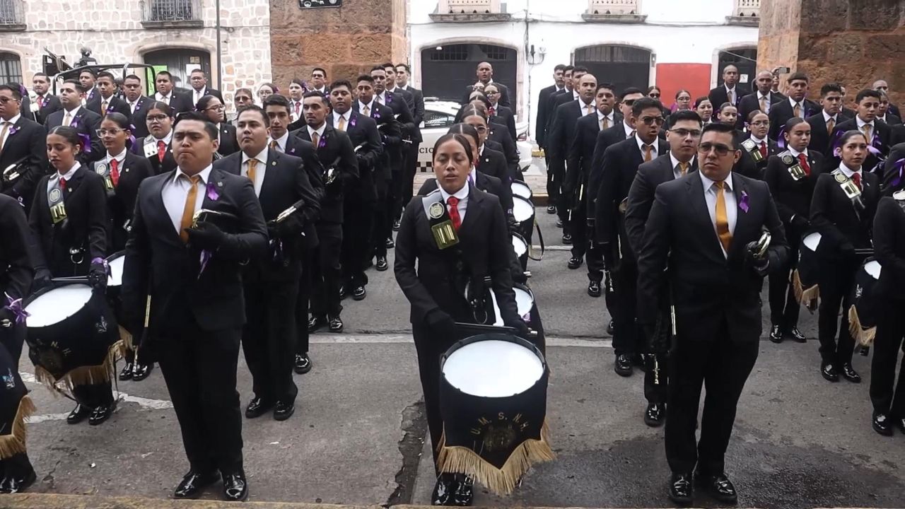 La Banda de Guerra de la UMSNH marcha por las calles de Morelia durante la ceremonia cívica del 16 de septiembre. La Banda de Guerra de la UMSNH marcha por las calles de Morelia durante la ceremonia cívica del 16 de septiembre.