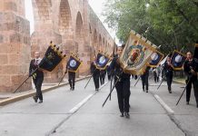 Comunidad nicolaita participa en desfile por la Independencia de México Integrantes de la comunidad nicolaita avanzan frente al Acueducto de Morelia durante el desfile conmemorativo del inicio de la Independencia de México.