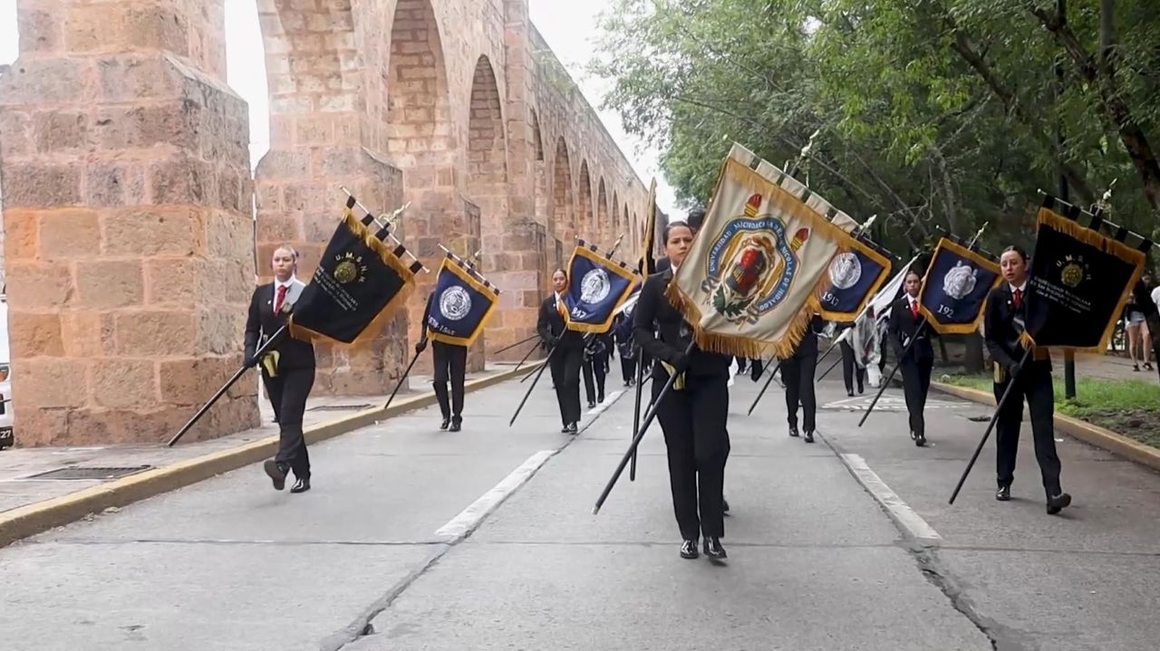 Integrantes de la comunidad nicolaita avanzan frente al Acueducto de Morelia durante el desfile conmemorativo del inicio de la Independencia de México. Integrantes de la comunidad nicolaita avanzan frente al Acueducto de Morelia durante el desfile conmemorativo del inicio de la Independencia de México.