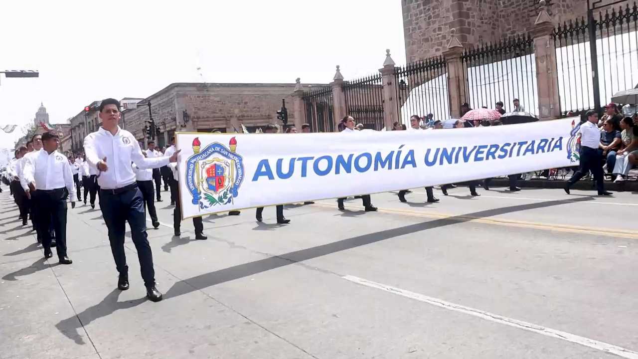Estudiantes y personal de la UMSNH portaron una manta con el mensaje “Autonomía Universitaria” durante el desfile del 16 de septiembre. Estudiantes y personal de la UMSNH portaron una manta con el mensaje “Autonomía Universitaria” durante el desfile del 16 de septiembre.