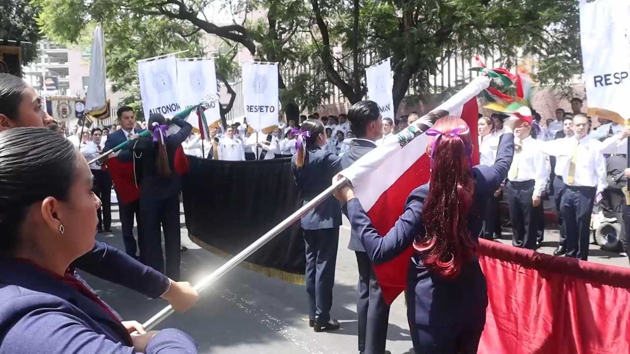 Representantes de la UMSNH trasladan la bandera nacional durante el desfile cívico militar realizado en el Centro Histórico de Morelia. Representantes de la UMSNH trasladan la bandera nacional durante el desfile cívico militar realizado en el Centro Histórico de Morelia.