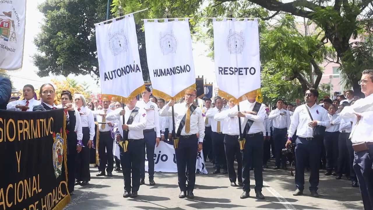 Integrantes del contingente universitario exhiben los principios de “Autonomía”, “Humanismo” y “Respeto” durante la conmemoración de la patria. Integrantes del contingente universitario exhiben los principios de “Autonomía”, “Humanismo” y “Respeto” durante la conmemoración de la patria.