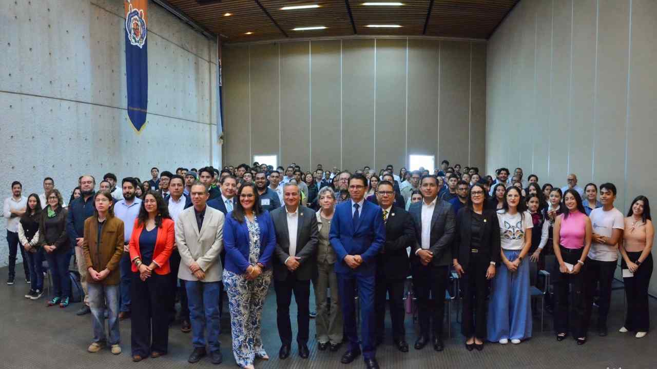Autoridades universitarias, representantes de la Red Nacional y del Instituto de Ciencia, Tecnología e Innovación, junto a estudiantes y asesores, posan al término de la inauguración de ExpoCiencias Michoacán 2026 en Morelia. La imagen reúne a participantes de 19 instituciones educativas, 88 estudiantes expositores, más de 30 asesores y 57 evaluadores que intervienen en la etapa estatal. Autoridades universitarias, representantes de la Red Nacional y del Instituto de Ciencia, Tecnología e Innovación, junto a estudiantes y asesores, posan al término de la inauguración de ExpoCiencias Michoacán 2026 en Morelia. La imagen reúne a participantes de 19 instituciones educativas, 88 estudiantes expositores, más de 30 asesores y 57 evaluadores que intervienen en la etapa estatal.