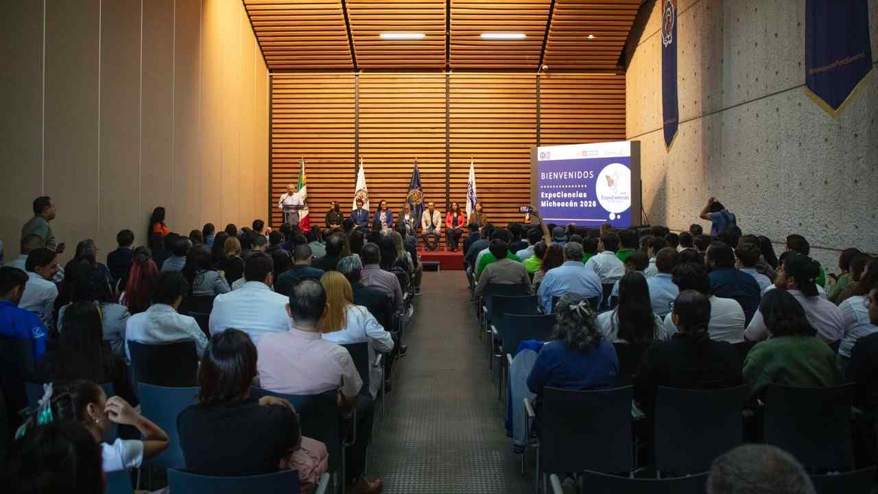 Auditorio lleno durante la ceremonia de bienvenida a ExpoCiencias Michoacán 2026 en la Universidad Michoacana de San Nicolás de Hidalgo, el 18 de septiembre de 2026. Auditorio lleno durante la ceremonia de bienvenida a ExpoCiencias Michoacán 2026 en la Universidad Michoacana de San Nicolás de Hidalgo, el 18 de septiembre de 2026.