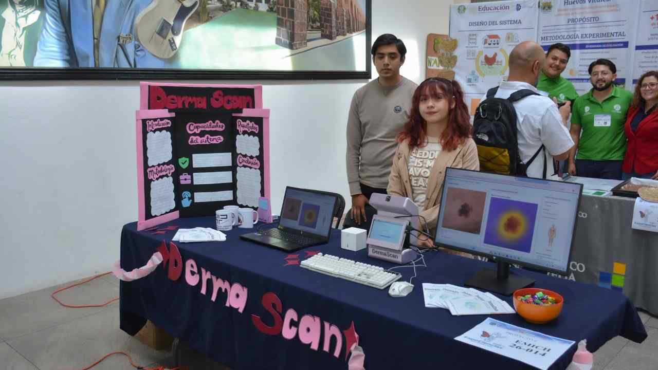 Estudiantes exponen Derma Scan, sistema para análisis dermatológico con apoyo de software y visualización en monitor, durante la muestra de proyectos en la UMSNH. Estudiantes exponen Derma Scan, sistema para análisis dermatológico con apoyo de software y visualización en monitor, durante la muestra de proyectos en la UMSNH.