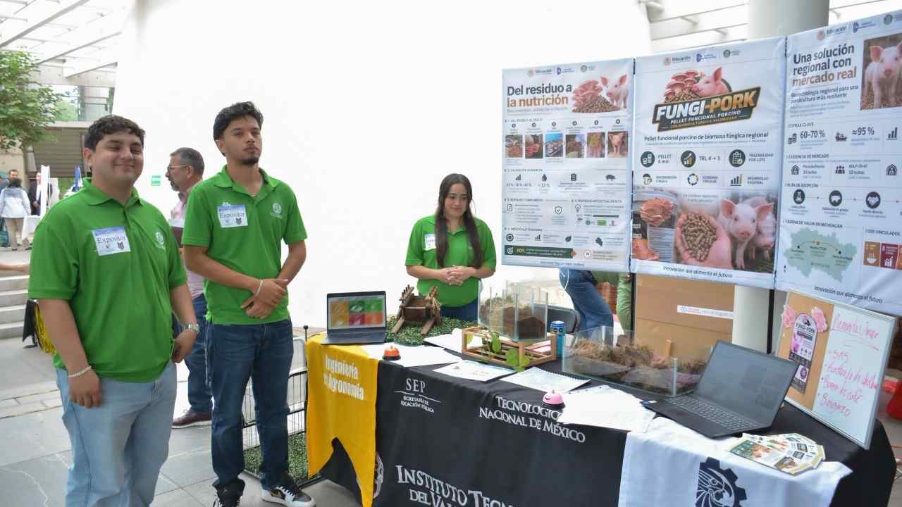 Alumnos del Instituto Tecnológico del Valle de Morelia, presentan el proyecto Fungi-Pork, pellet funcional porcino elaborado a partir de biomasa fúngica regional. Alumnos del Instituto Tecnológico del Valle de Morelia, presentan el proyecto Fungi-Pork, pellet funcional porcino elaborado a partir de biomasa fúngica regional.
