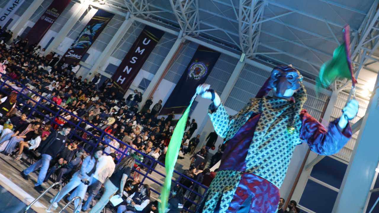 Espectáculo cultural y de animación presentado ante la comunidad universitaria reunida en las graderías del nuevo complejo acuático de la UMSNH. Espectáculo cultural y de animación presentado ante la comunidad universitaria reunida en las graderías del nuevo complejo acuático de la UMSNH.