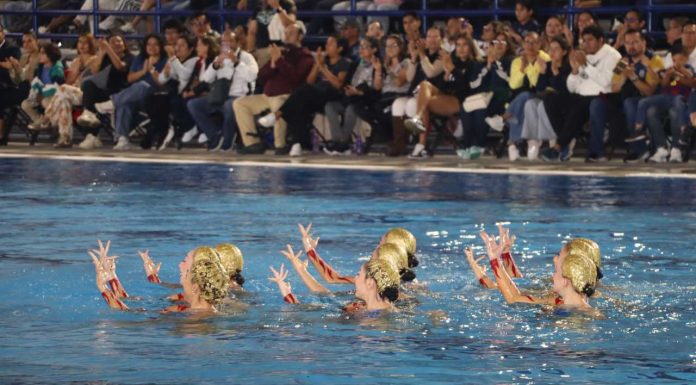 UMSNH fortalece su infraestructura deportiva con nueva Alberca Olímpica Universitaria Nicolaita Muestra de sincronización y destreza técnica por parte de la Selección Mexicana de Natación Artística durante la rutina ejecutada en la ceremonia.