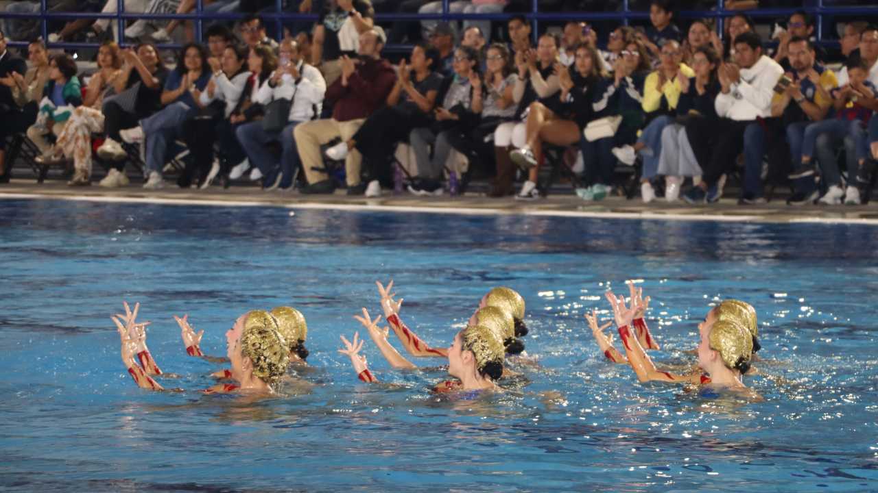 Muestra de sincronización y destreza técnica por parte de la Selección Mexicana de Natación Artística durante la rutina ejecutada en la ceremonia. Muestra de sincronización y destreza técnica por parte de la Selección Mexicana de Natación Artística durante la rutina ejecutada en la ceremonia.