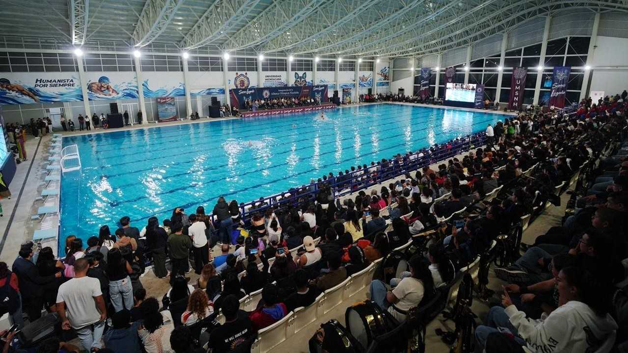 Aspecto general del evento inaugural donde se aprecian las demostraciones en agua y la nutrida asistencia a la fosa universitaria. Aspecto general del evento inaugural donde se aprecian las demostraciones en agua y la nutrida asistencia a la fosa universitaria.