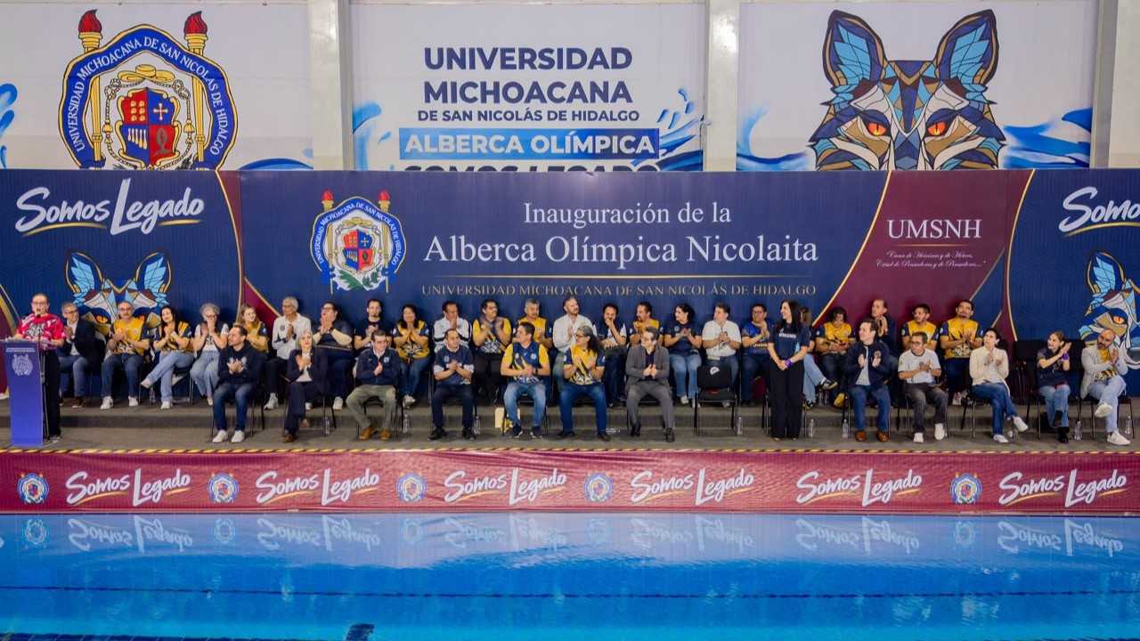 Autoridades de la UMSNH, directores de facultades e invitados especiales integrando el presídium oficial del evento. Autoridades de la UMSNH, directores de facultades e invitados especiales integrando el presídium oficial del evento.