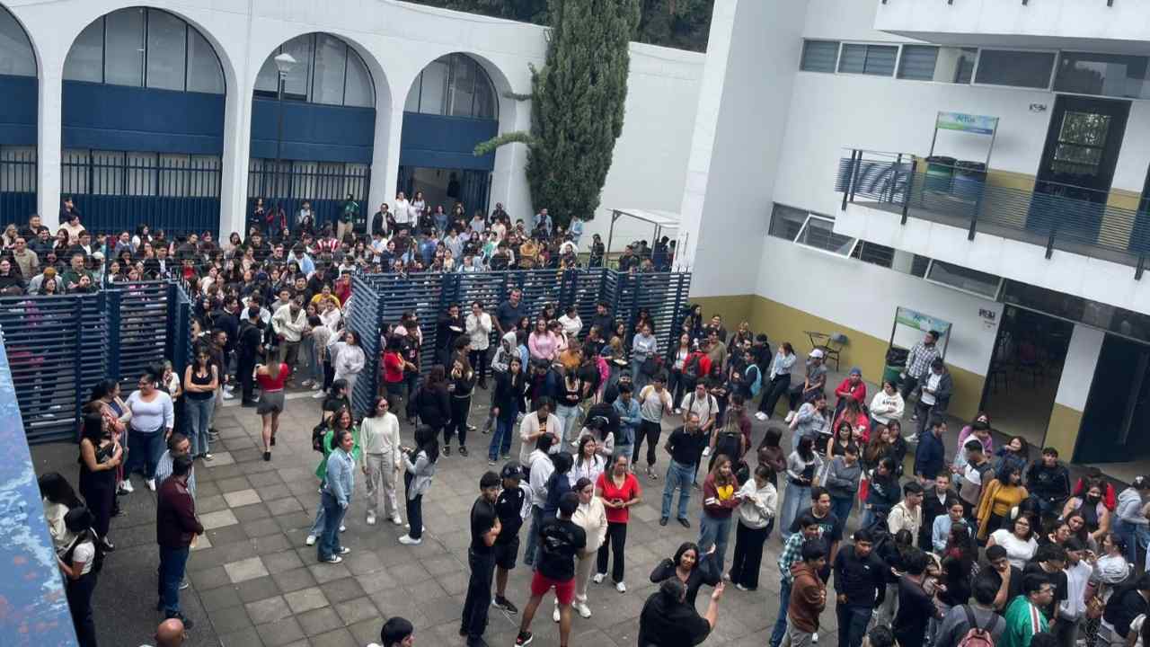 Estudiantes, docentes y personal administrativo se concentran en punto de reunión durante simulacro de sismo realizado en la Facultad de Contaduría y Ciencias Administrativas de la UMSNH en Morelia, como parte de la Jornada Nacional de Protección Civil. Estudiantes, docentes y personal administrativo se concentran en punto de reunión durante simulacro de sismo realizado en la Facultad de Contaduría y Ciencias Administrativas de la UMSNH en Morelia, como parte de la Jornada Nacional de Protección Civil.