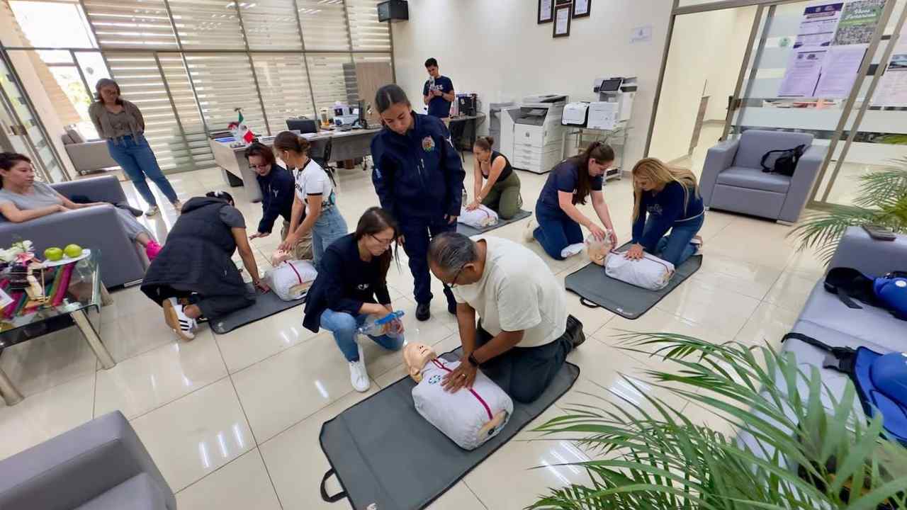 Personal de la UMSNH recibe capacitación en reanimación cardiopulmonar con maniquíes de práctica, durante talleres de primeros auxilios impartidos en la Jornada Nacional de Protección Civil. Personal de la UMSNH recibe capacitación en reanimación cardiopulmonar con maniquíes de práctica, durante talleres de primeros auxilios impartidos en la Jornada Nacional de Protección Civil.