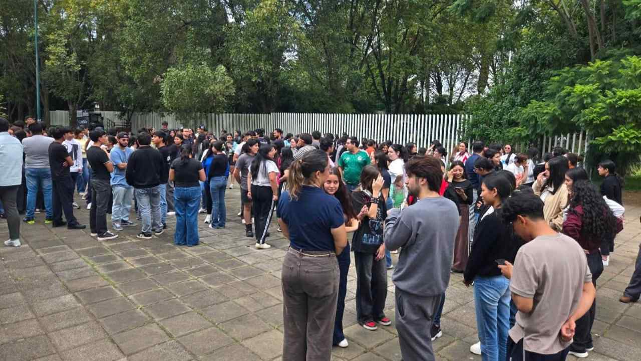 Estudiantes y trabajadores de la UMSNH en Uruapan realizan evacuación ordenada como parte de las acciones simultáneas en el interior del estado. Estudiantes y trabajadores de la UMSNH en Uruapan realizan evacuación ordenada como parte de las acciones simultáneas en el interior del estado.
